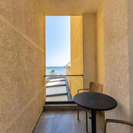 Apartmán The Azure Beachfront By Ps Durrës