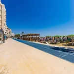 The Azure Beachfront By Ps Apartmán *