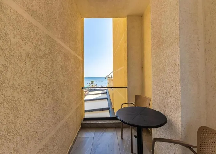 Appartement The Azure Beachfront By Ps Durrës